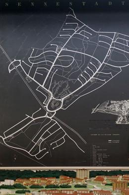 Foto zeigt einen alten Plan der Sennestadt und Teile des Modells (vergrößerte Bildansicht wird geöffnet)