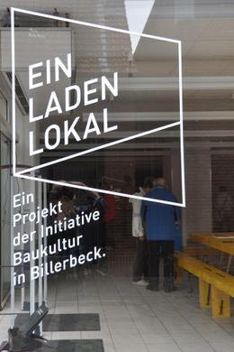 Bild zeigt ein Schaufenster von EIN LADEN LOKAL. Foto: modulorbeat (vergrößerte Bildansicht wird geöffnet)