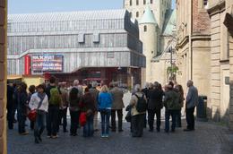 Bild zeigt Teilnehmer am Stadtspaziergang Paderborn vor dem Dom. Foto: LWL / Darius Djahanschah (vergrößerte Bildansicht wird geöffnet)