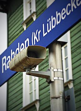 Bild zeigt eine Detailansicht von einem Lautsprecher am Bahnhof von Rahden (vergrößerte Bildansicht wird geöffnet)