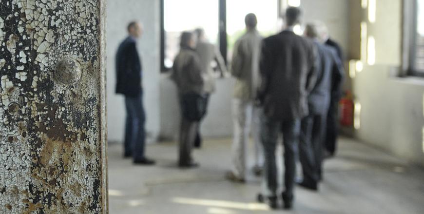 Bild von Teilnehmern am Bündnis vor Ort Treffen in der Spinnerei im TextilWerk Bocholt. Foto: LWL / Darius Djahanschah  (vergrößerte Bildansicht wird geöffnet)